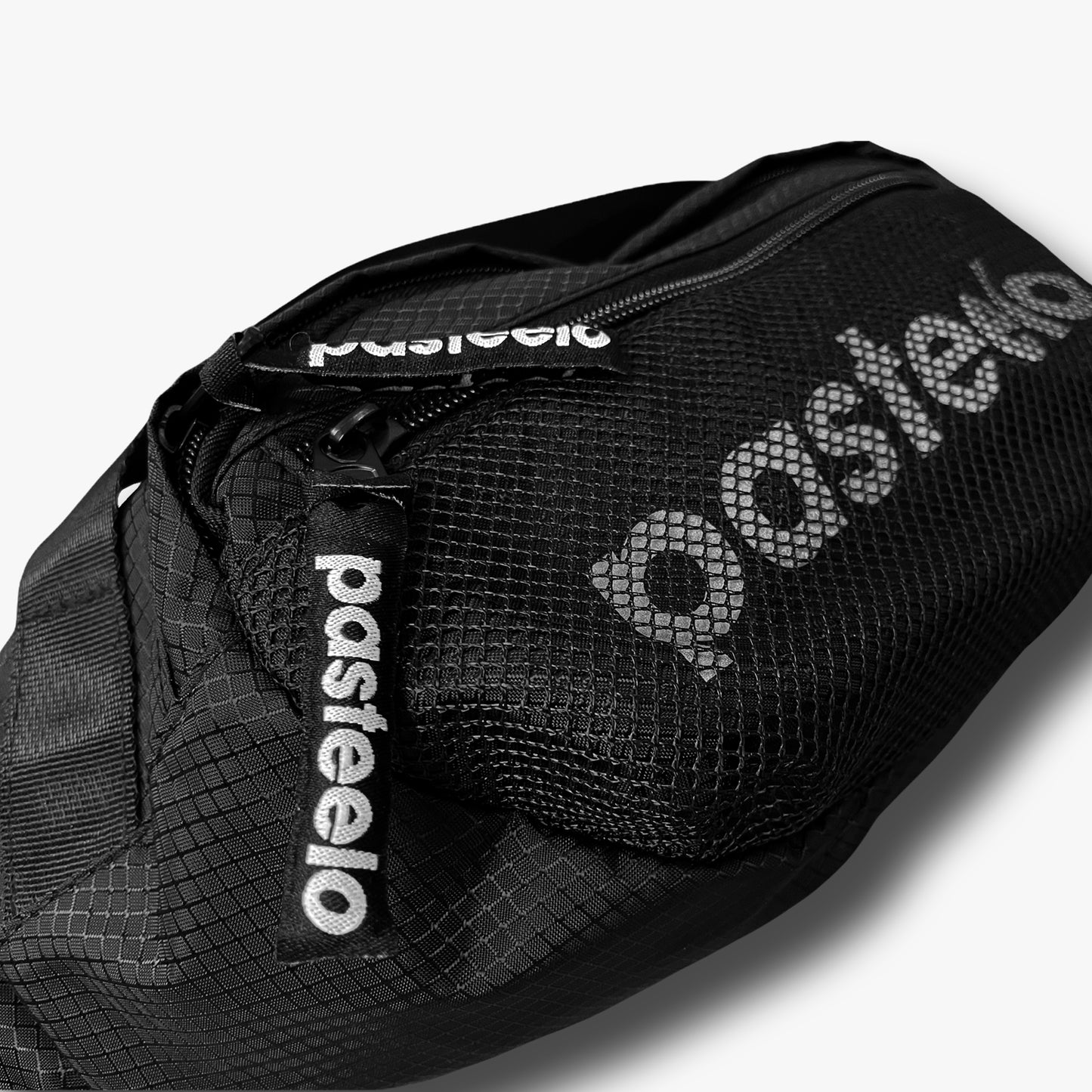 ESSENTIALS SPORTS BAG - BLACK